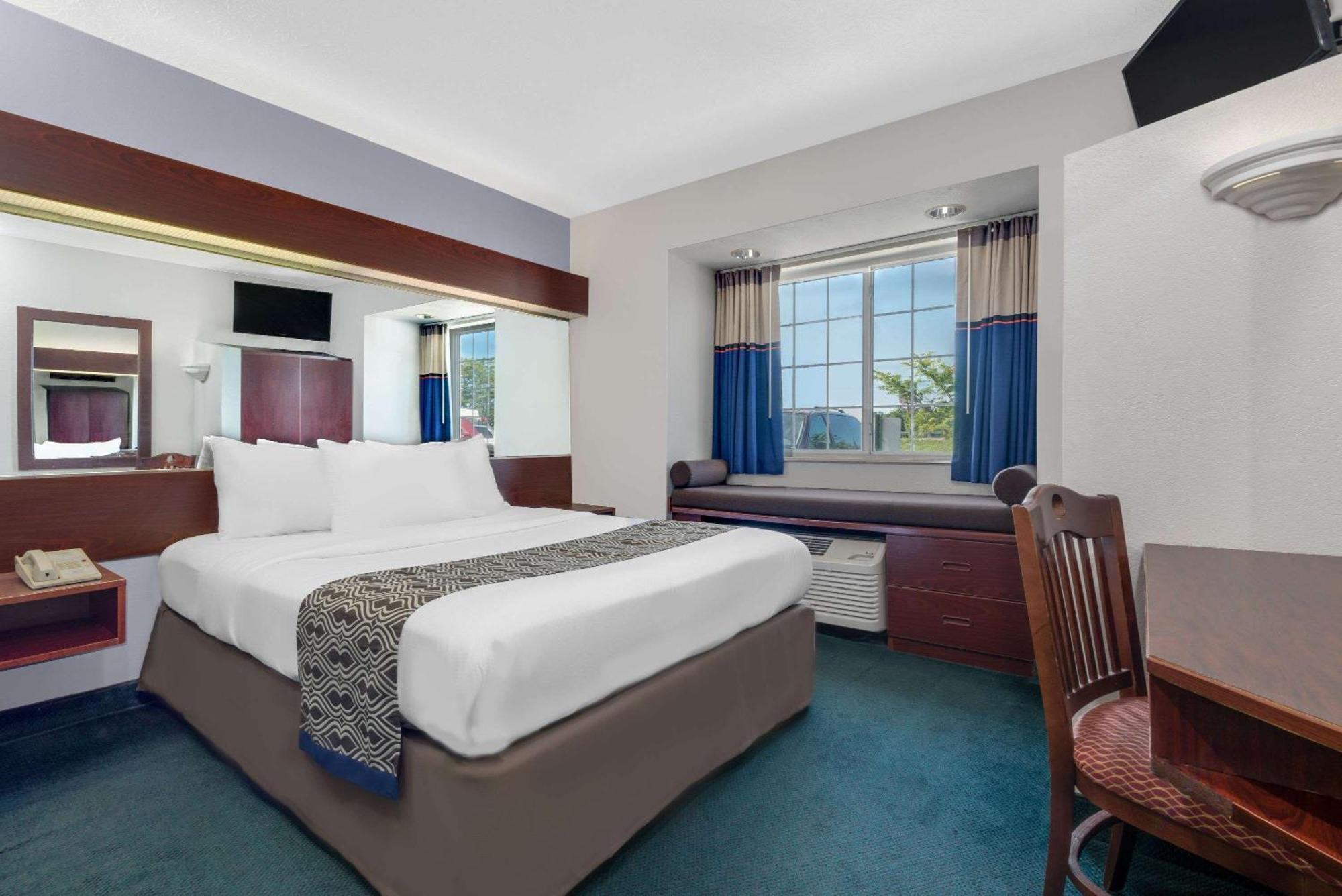 1 Queen Bed Accessible Studio Suite Non-Smoking,1769567542:JPEG