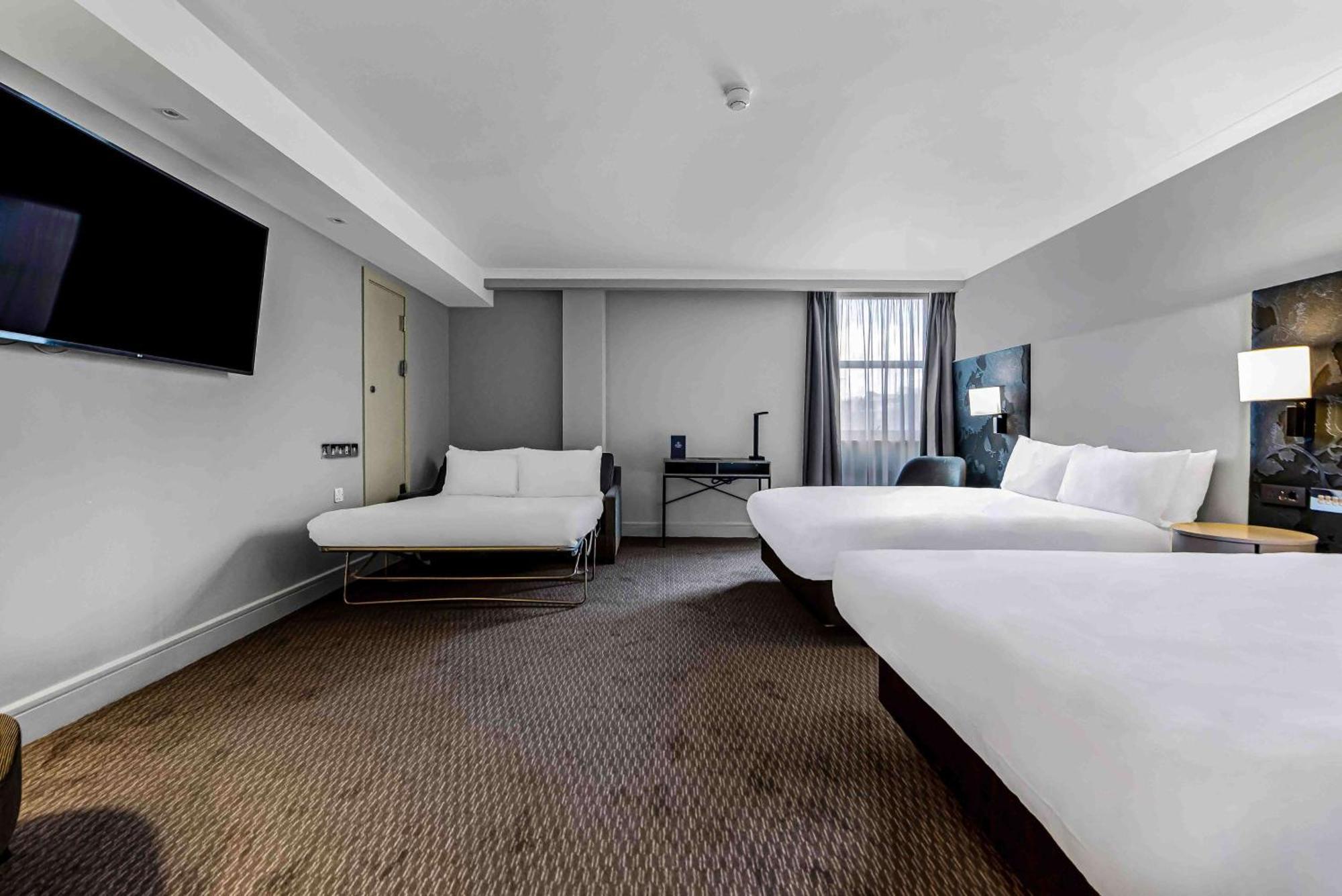 Deluxe Double Room with Three Double Beds,1516365745:JPEG