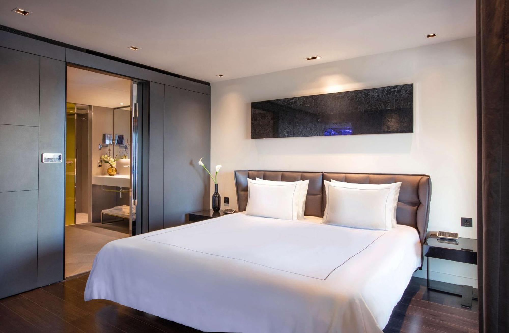 Suite con 1 dormitorio, balcón y vistas al río