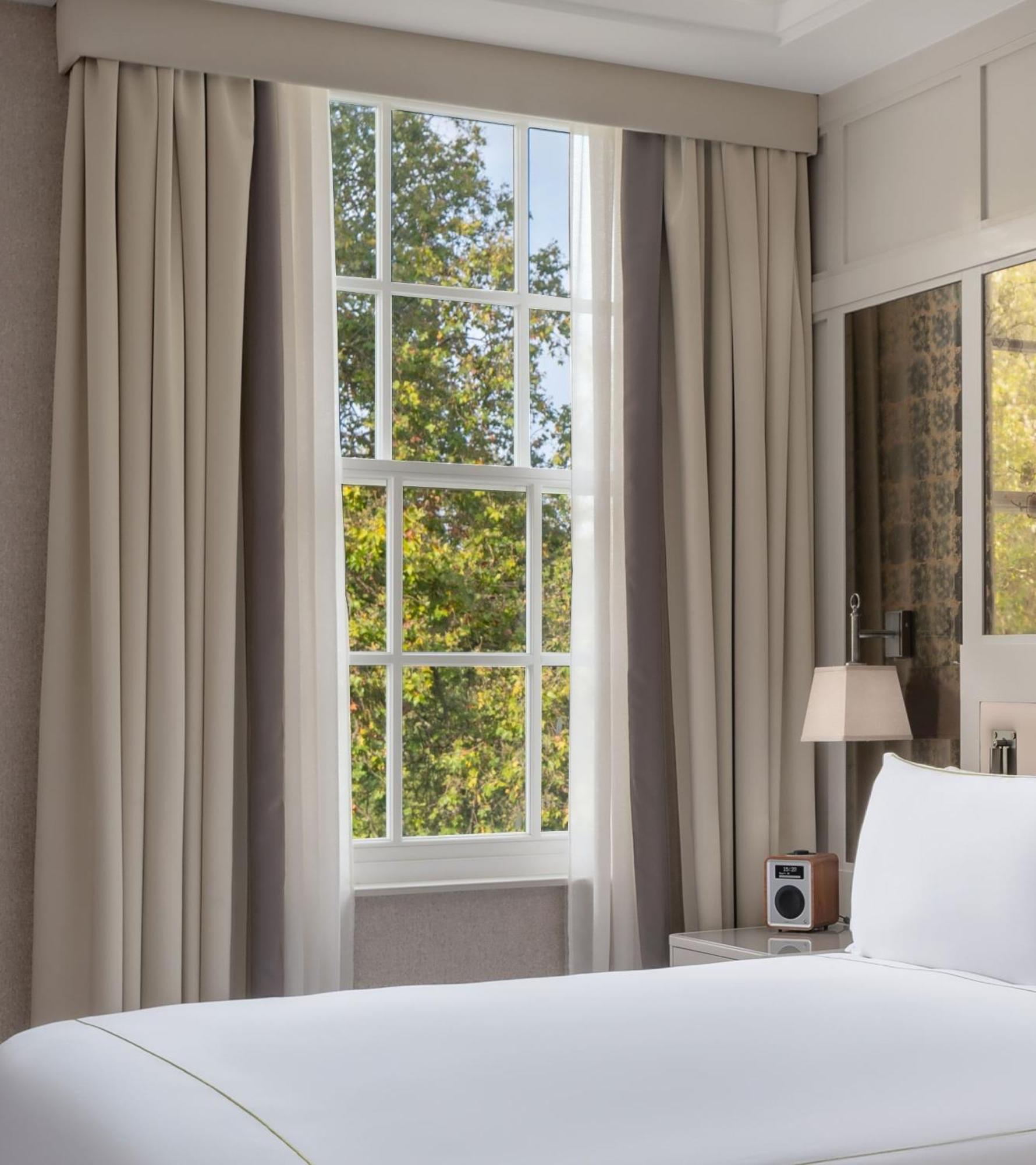 Deluxe King Room Square View