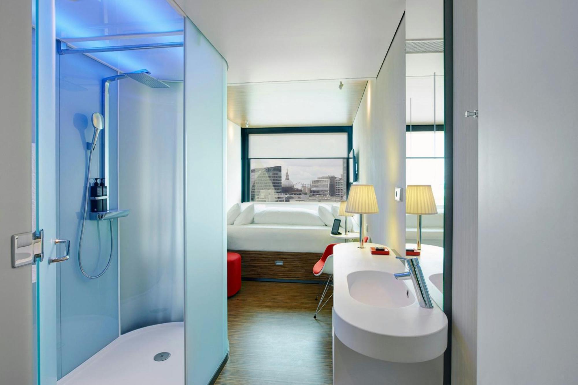 Habitación con cama extragrande.